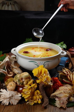野山菌煲土雞湯