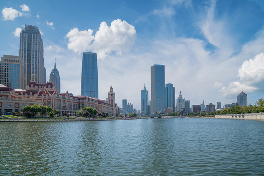 天津城市天際線和海河上的橋梁