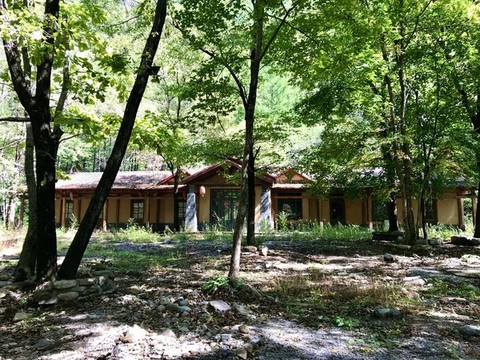 深山里廢棄的酒店