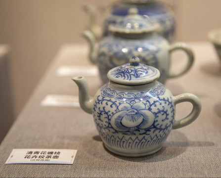 清代青花纏枝花卉紋茶壺