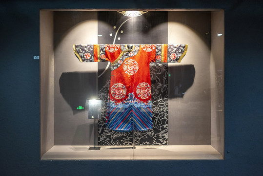 清代大紅緞團花紋吉服袍
