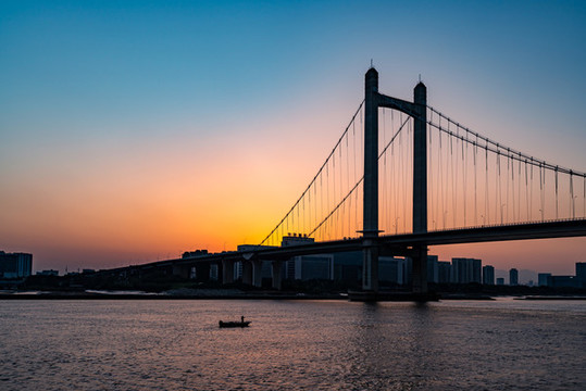 鼓山大橋的夕陽