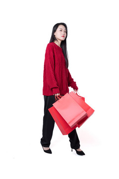 拿著紅色購物袋的女性