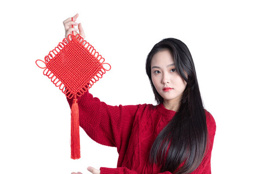 手持中國節(jié)的年輕女性