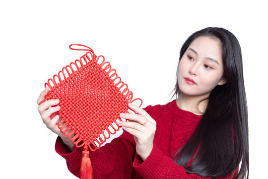 手持中國節(jié)的年輕女性