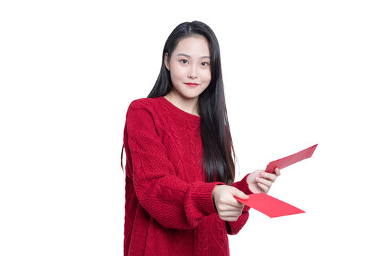 紅衣服的年輕女性拿著紅包