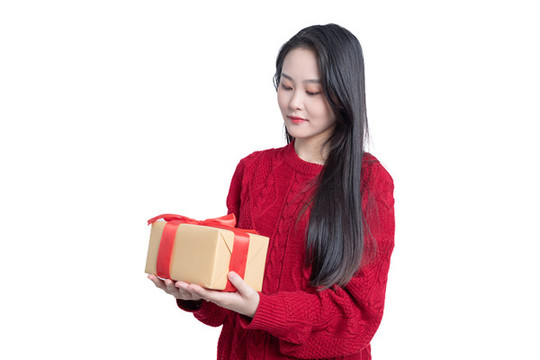 年轻女性拿着礼品盒