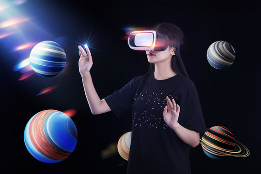 戴著VR虛擬現(xiàn)實(shí)眼鏡的女人
