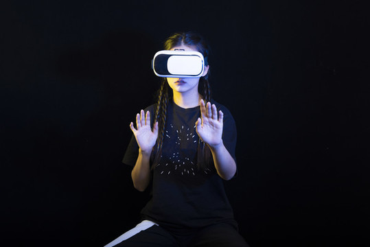 戴著VR虛擬現(xiàn)實(shí)眼鏡的女人
