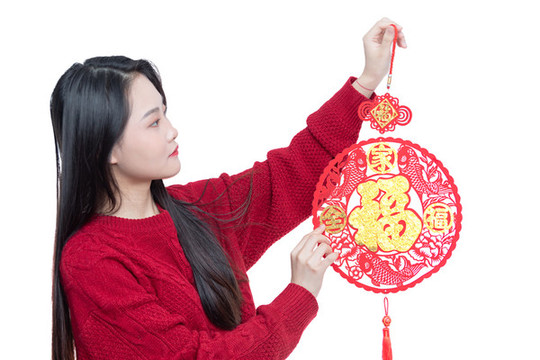 年輕女性手拿窗貼福字