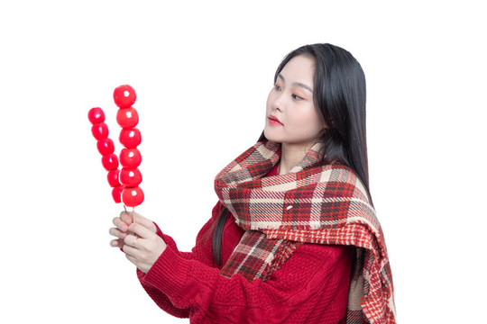 手持冰糖葫蘆的年輕女性