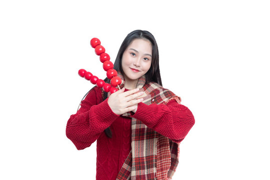 手持冰糖葫蘆的年輕女性