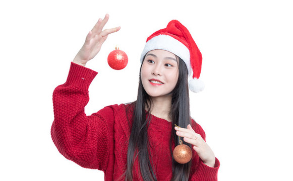 手持圣誕球的年輕女性