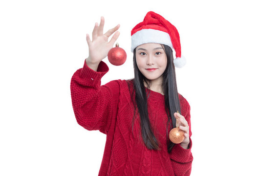 手持圣誕球的年輕女性