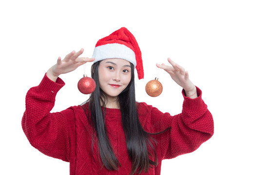 手持圣誕球的年輕女性