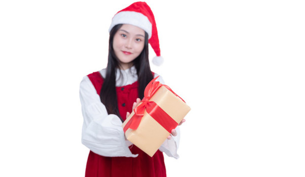圣誕節(jié)拿著禮盒的年輕女性