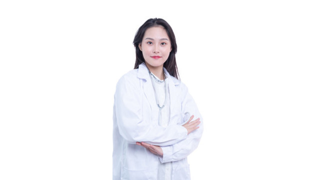 穿白大褂的年輕女性醫(yī)生