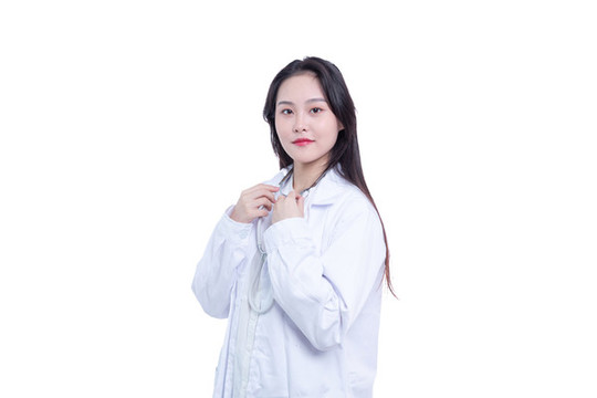 穿白大褂的年輕女性醫(yī)生