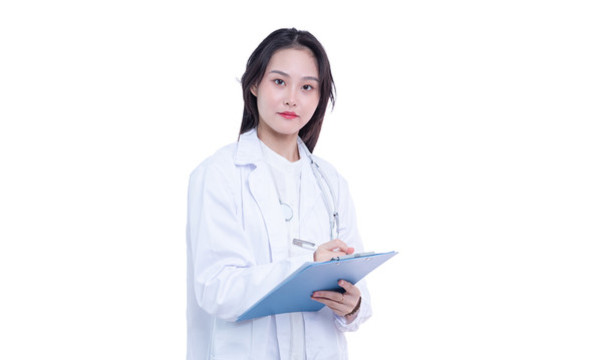 手持文件夾的女醫(yī)生