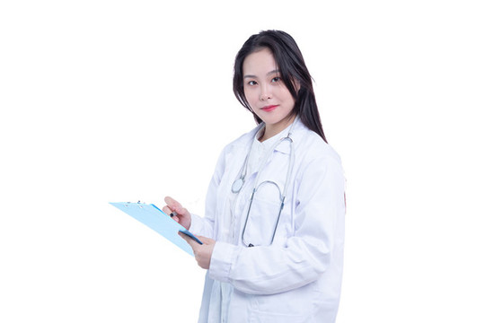 手持文件夾的女醫(yī)生