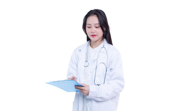 手持文件夾的年輕女醫(yī)生