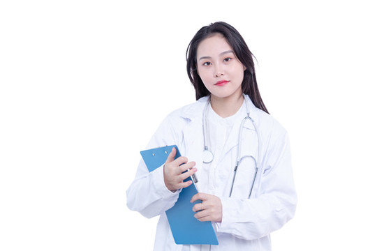 手持文件夾的年輕女醫(yī)生