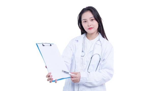 手持文件夾的年輕女醫(yī)生