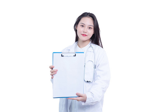 手持文件夾的年輕女醫(yī)生