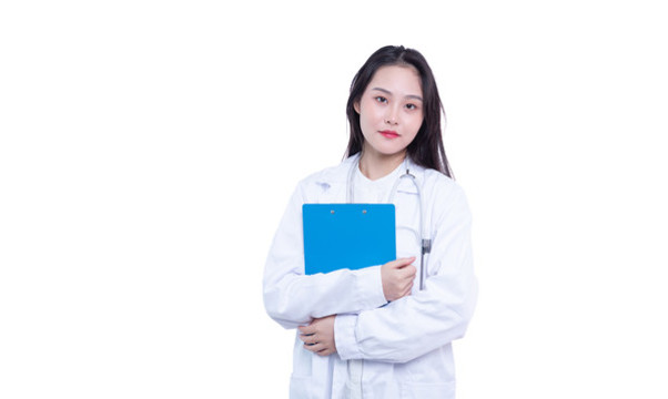 手持文件夾的年輕女醫(yī)生