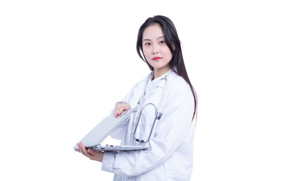 使用筆記本電腦的年輕女醫(yī)生