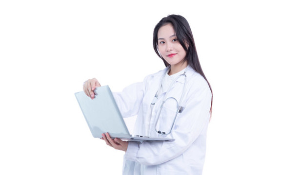 使用筆記本電腦的年輕女醫(yī)生