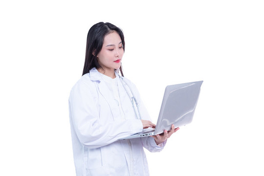 使用筆記本電腦的年輕女醫(yī)生