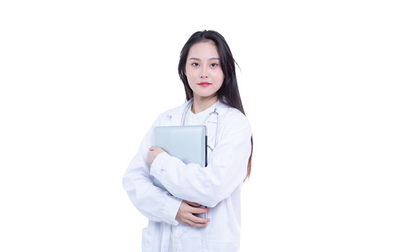 使用筆記本電腦的女醫(yī)生
