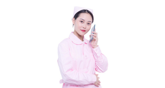 使用手機的年輕女護士形象
