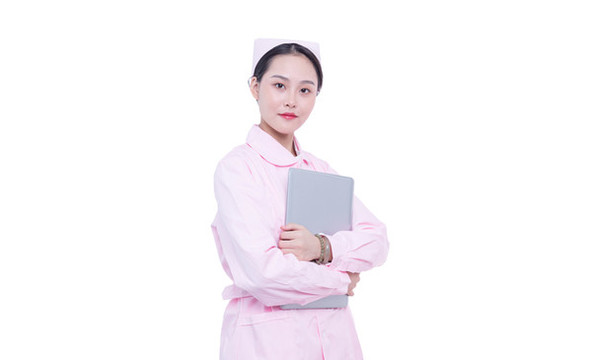 使用筆記本電腦的年輕女醫(yī)生
