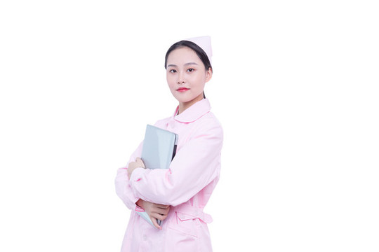 使用筆記本電腦的年輕女醫(yī)生