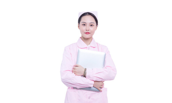 使用筆記本電腦的年輕女醫(yī)生