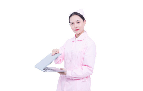 使用筆記本電腦的年輕女醫(yī)生