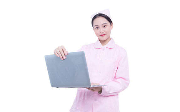 使用筆記本電腦的年輕女醫(yī)生