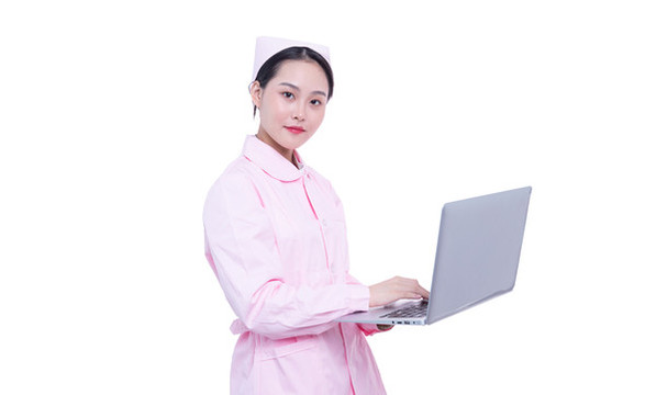 使用筆記本電腦的年輕女醫(yī)生