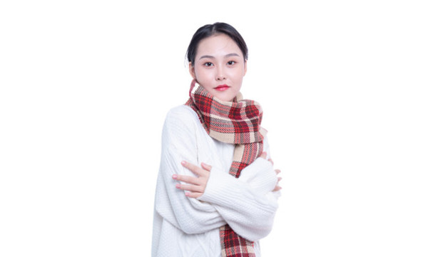穿冬季服裝寒冷的美女肖像