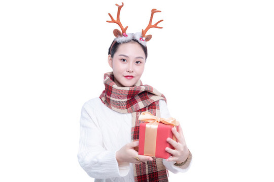 帶著鹿角裝飾的美女手持禮盒
