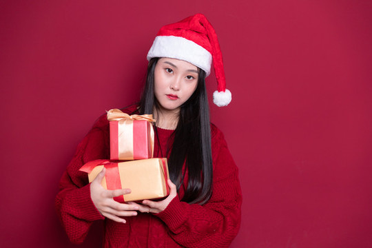圣誕節(jié)拿著禮物的年輕女孩