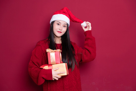 圣誕節(jié)拿著禮物的年輕女孩