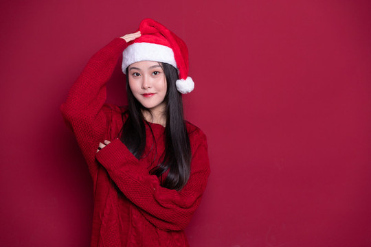 帶著圣誕帽的年輕女性