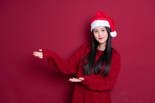 帶著圣誕帽的年輕女性