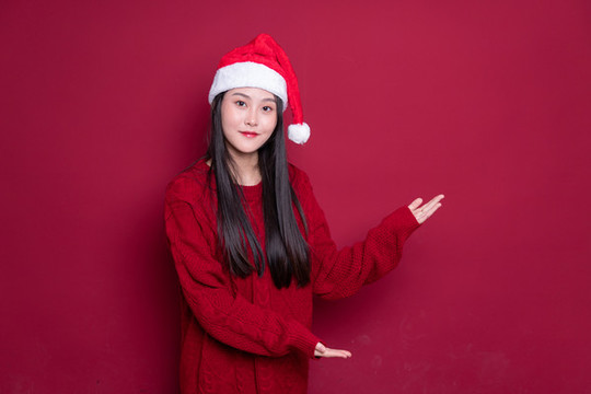 帶著圣誕帽的年輕女性