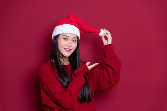 帶著圣誕帽的年輕女性