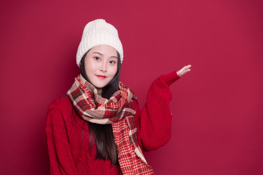 寒冷冬天穿厚衣服的漂亮女性