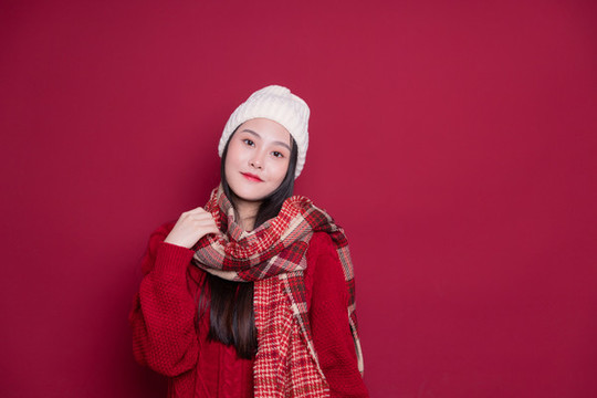 寒冷冬天穿厚衣服的漂亮女性